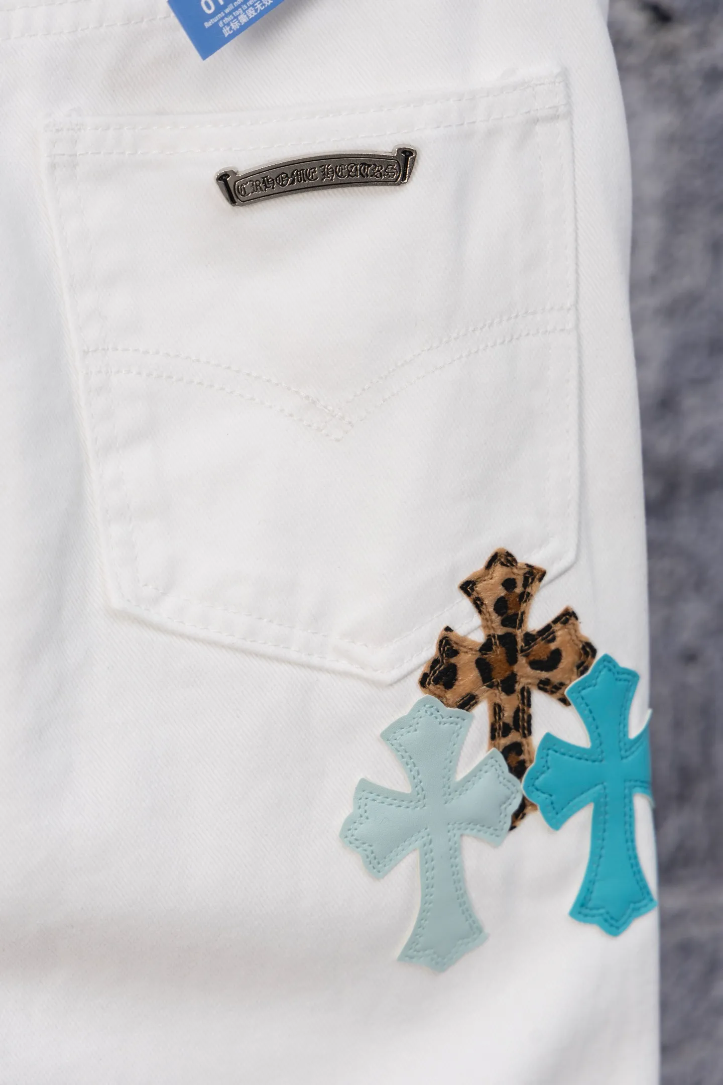 P240 CH Chromehearts limited edition leopard print double blue cross leather white jeans, priced at 34W level, patchwork cross pattern embellishment, washed jeans! ! An absolutely high-end luxury product, a 1.9W-level god-level single product, a super popular product, made by top heavy industry, a magic weapon that cannot be missed! [About Zangyin] This is an extremely luxurious fashion brand that can also be called the aristocracy of the high street. It has always been an exclusive brand for some hipsters or rich second generations. Compared with ordinary high streets, it is more luxurious and noble. Compared with luxury brands, it is more fashionable and individual. It has always been a brand that I have a special liking for. [Top heavy industry fashion design] Consistently high-street luxury style. Speaking of this style, the Zangyin family and GU family are definitely the leading representative brands. Especially the Zangyin family has really achieved a state-of-the-art effect in creating high-street style. The unique washed material is used to create this style. The color system is already quite eye-catching. After it is decorated with patchwork cross flowers, it cleverly highlights the charm of the brand. Secondly, this style uses classic The high-waist cutting design highlights the long legs and fashionable temperament of the upper body. The brand is highly recognizable and the slim fit configuration is more suitable for daily wear. It is a product that interprets personality, fashion, and specifications at a glance. This single product is enough to make any fan excited. It can be a white T-shirt for a youthful college style, or a tight suspender for a royal style. It has strong matching ability and can be easily controlled by men.  [Materials and craftsmanship] Needless to say, this point goes without saying. As an excellent craftsman brand, Zangyin’s requirements for details and craftsmanship are really perfect. The washed color of this model has gone through so many processes, not to mention the embellishment of denim appliques. It is also purely hand-made and sewn. Just like what they believe in, only hand-made things have soul and have the meaning of wear. A top-notch heavy-duty fashionable denim item, I look forward to your perfect interpretation! !  Color: white Size: 28-36